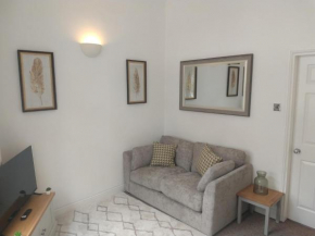 All Saints 2 bed house in central Stamford with Parking